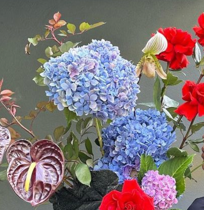 Extravagant Feature Arrangement